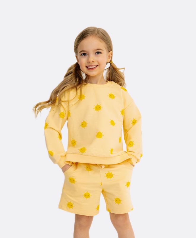 Սվիտշոտ և շորտ աղջկա